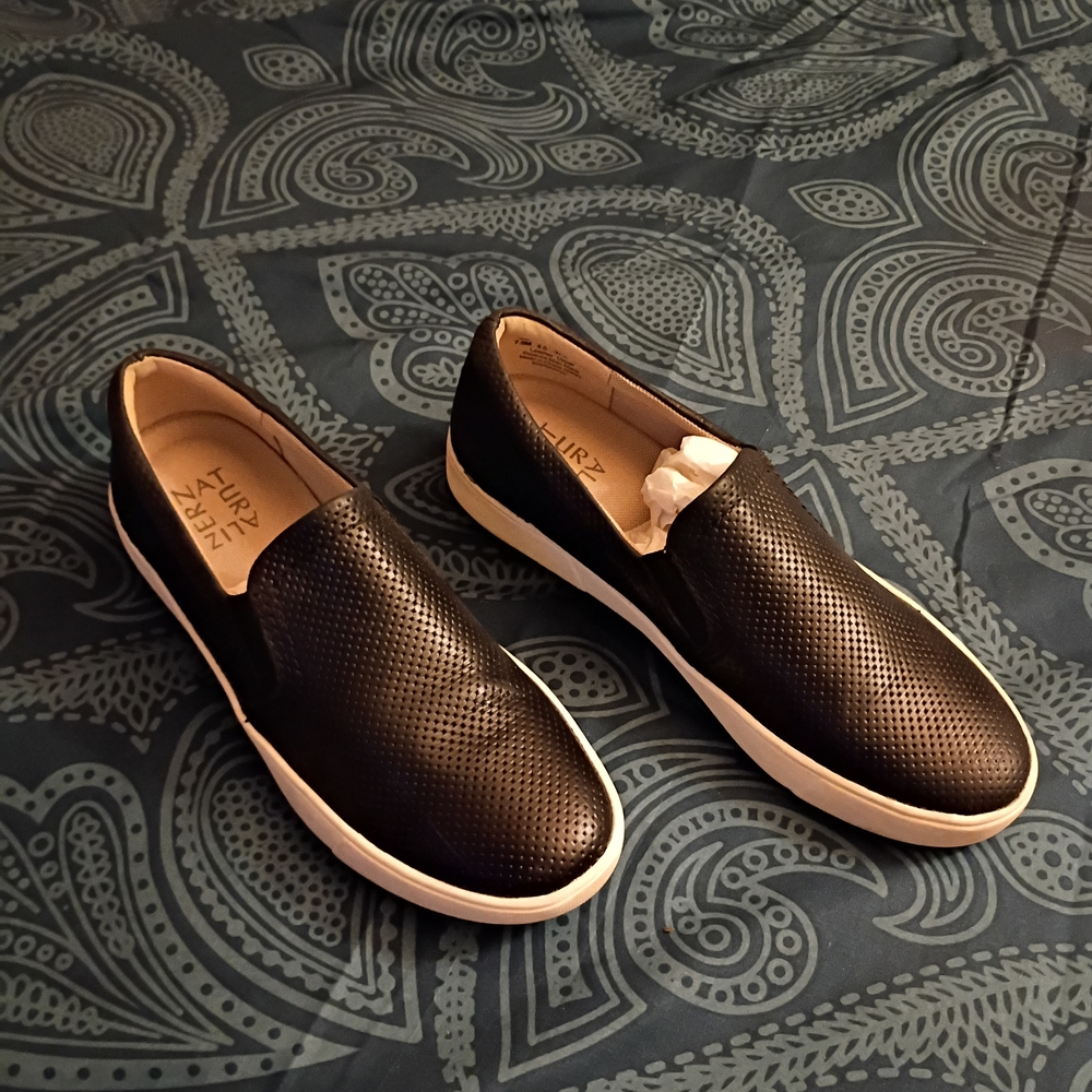NATURALIZERZ BLACK SLIP ON SHOES